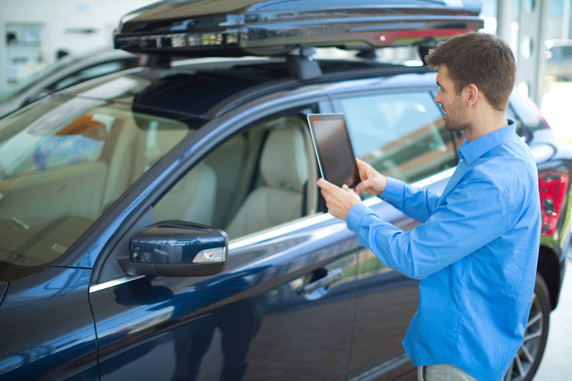 Hommes bying voiture.